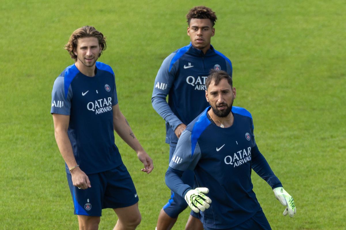 地上足球：偷溜诺坎普释放回归信号？解析梅西为何必重回巴萨（地上足球：突访诺坎普是回归暗示？深析梅西缘何注定重返巴萨）