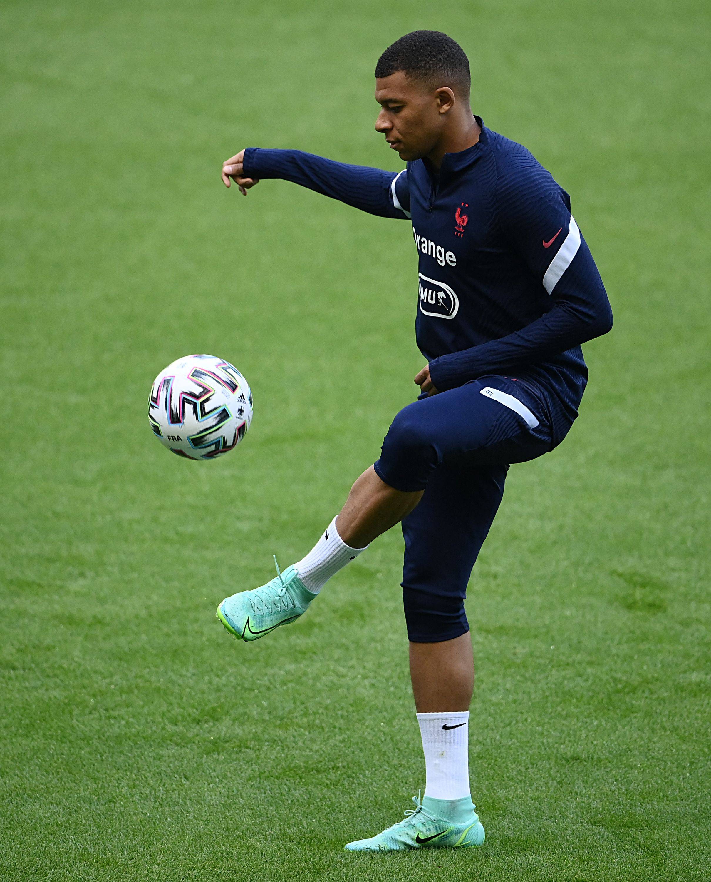 川超凉山队为飞踢裁判道歉：将加强管理，涉事球员交公安处理（川超凉山队就飞踢裁判事件致歉：将强化管理，涉事球员移交警方处理）