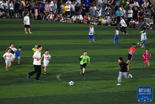 世界杯预热海报里没有C罗遭质疑，FIFA删除原海报改“怀旧”（C罗缺席世界杯预热海报引质疑，FIFA删原海报改发“怀旧版”）