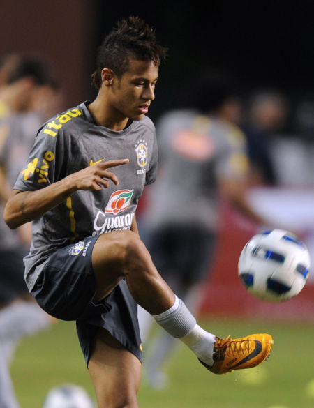 博主：国安今天前往河内，因当地训练条件不佳今晚直接去踩场（据博主称，国安今日赴河内，因训练条件欠佳今晚将直接踩场）