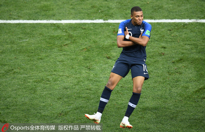 记者：米兰将与莱万经纪人会面讨论转会，伊布支持这一交易