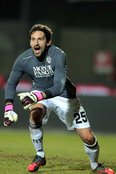 血性！韩国队球员挑衅拜合拉木，王博豪为队友出头撞倒挑事者（硬气！韩国队员挑衅拜合拉木，王博豪挺身而出撞倒挑衅者）